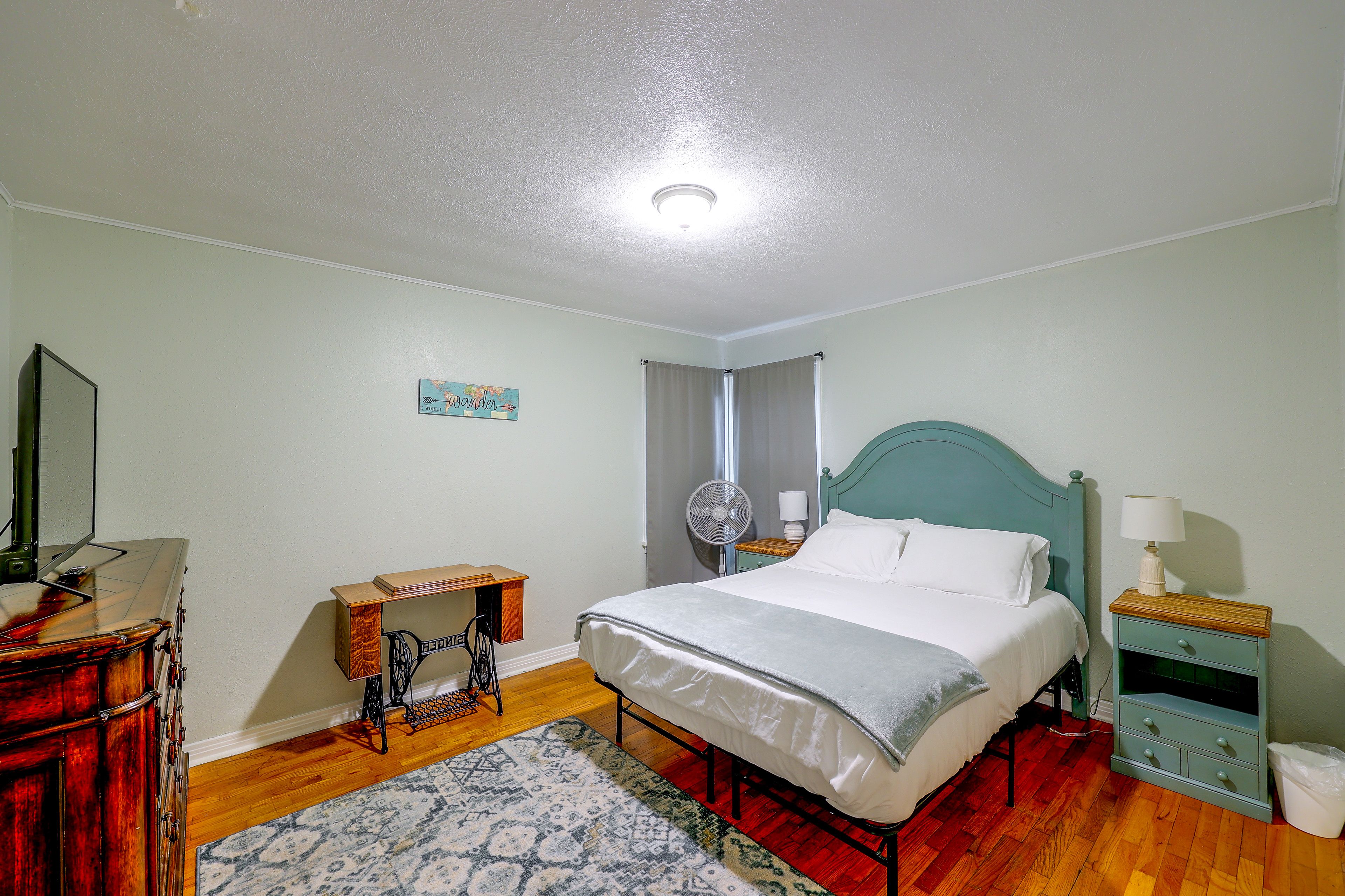 Bedroom | Queen Bed