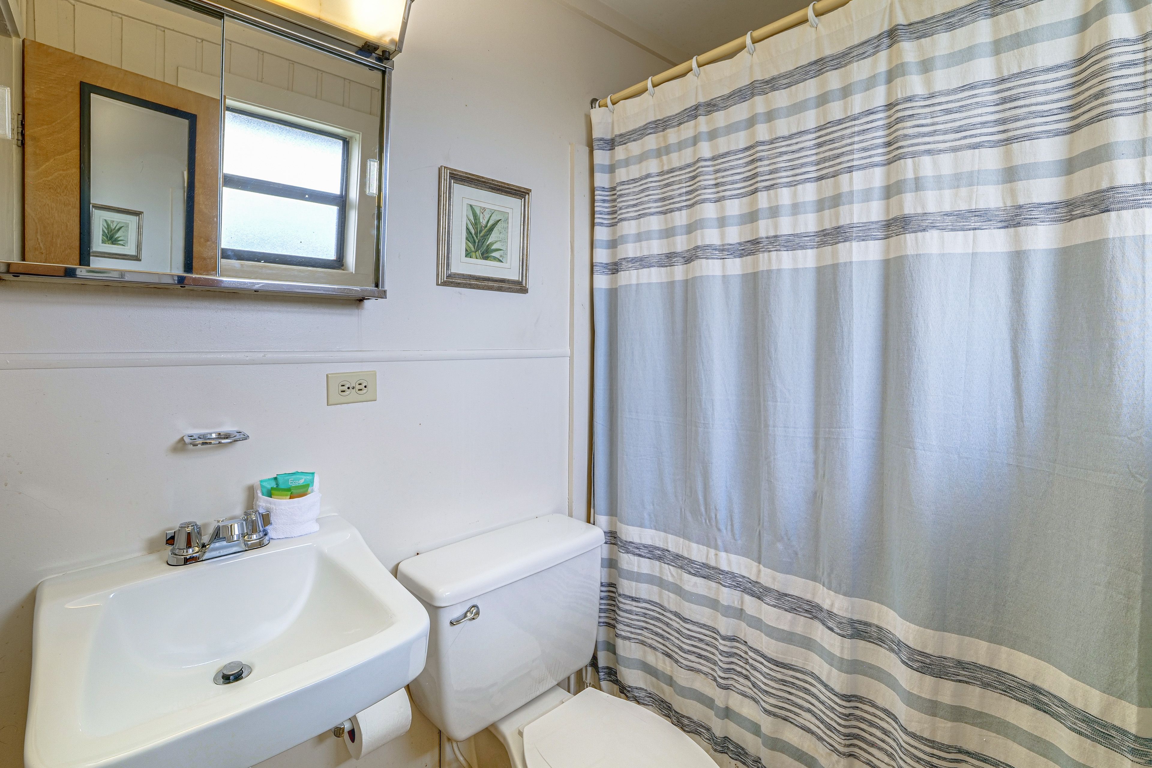 Full Bathroom | Towels & Linens Provided