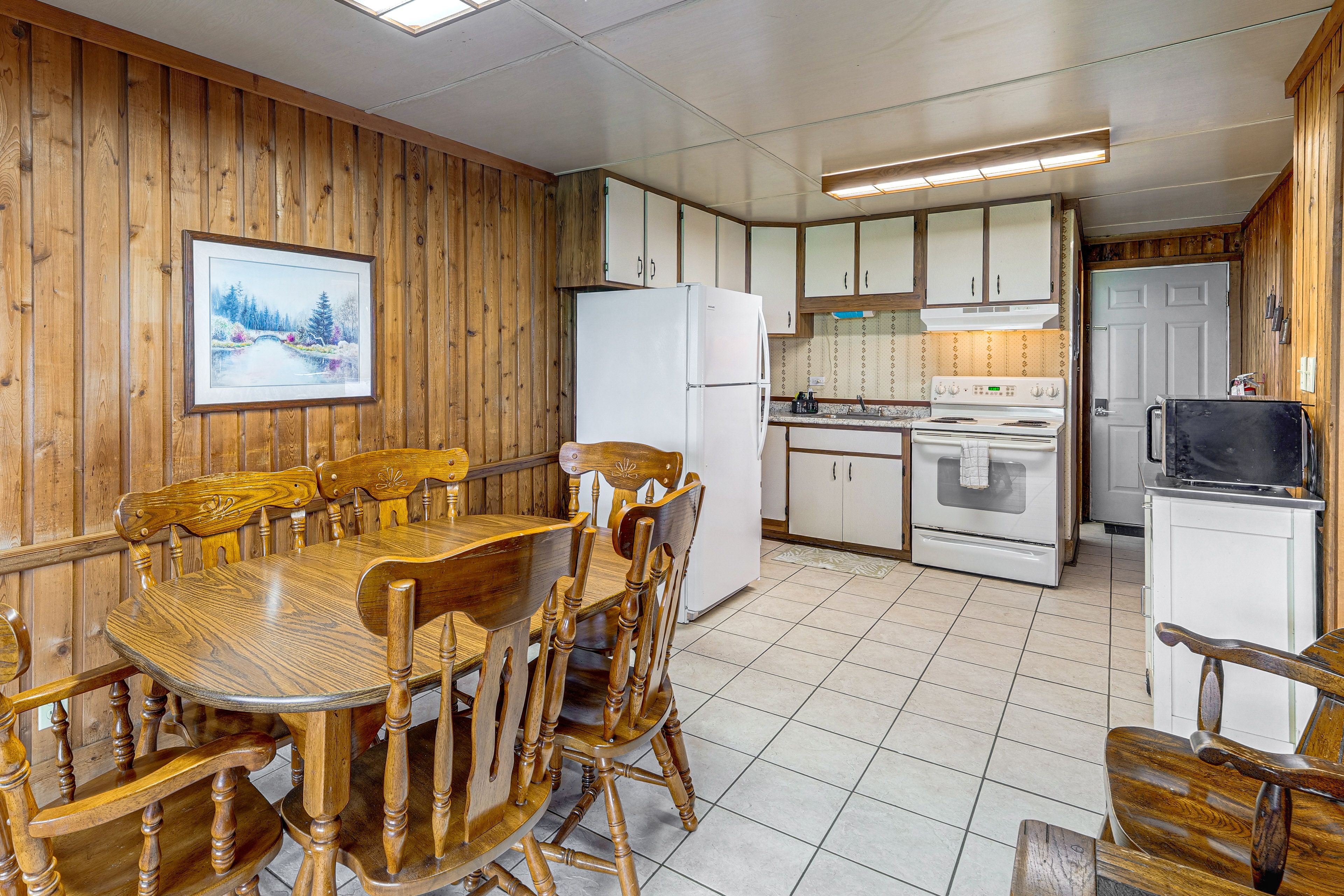 Dining Area & Kitchen