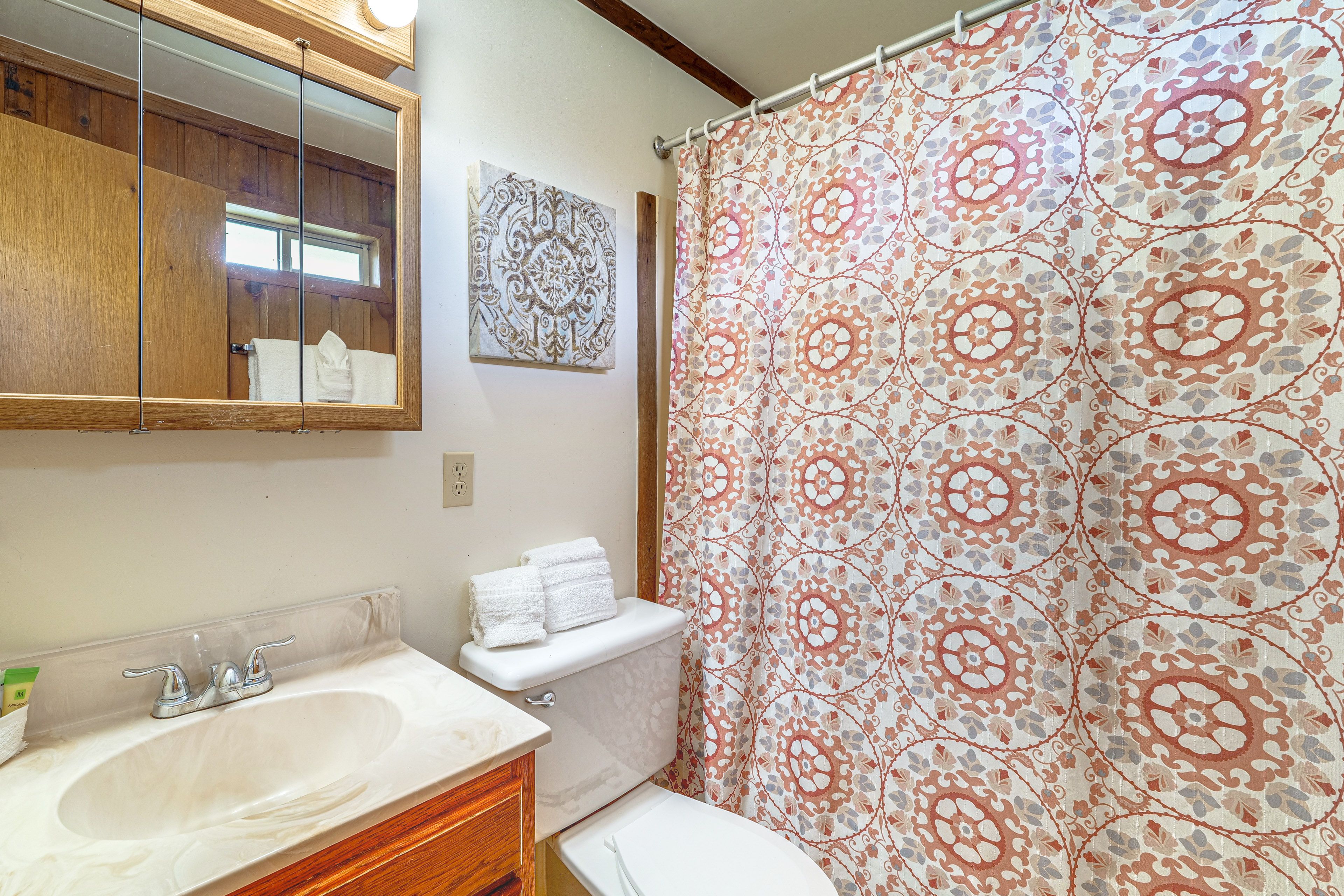 Full Bathroom | Towels & Linens Provided