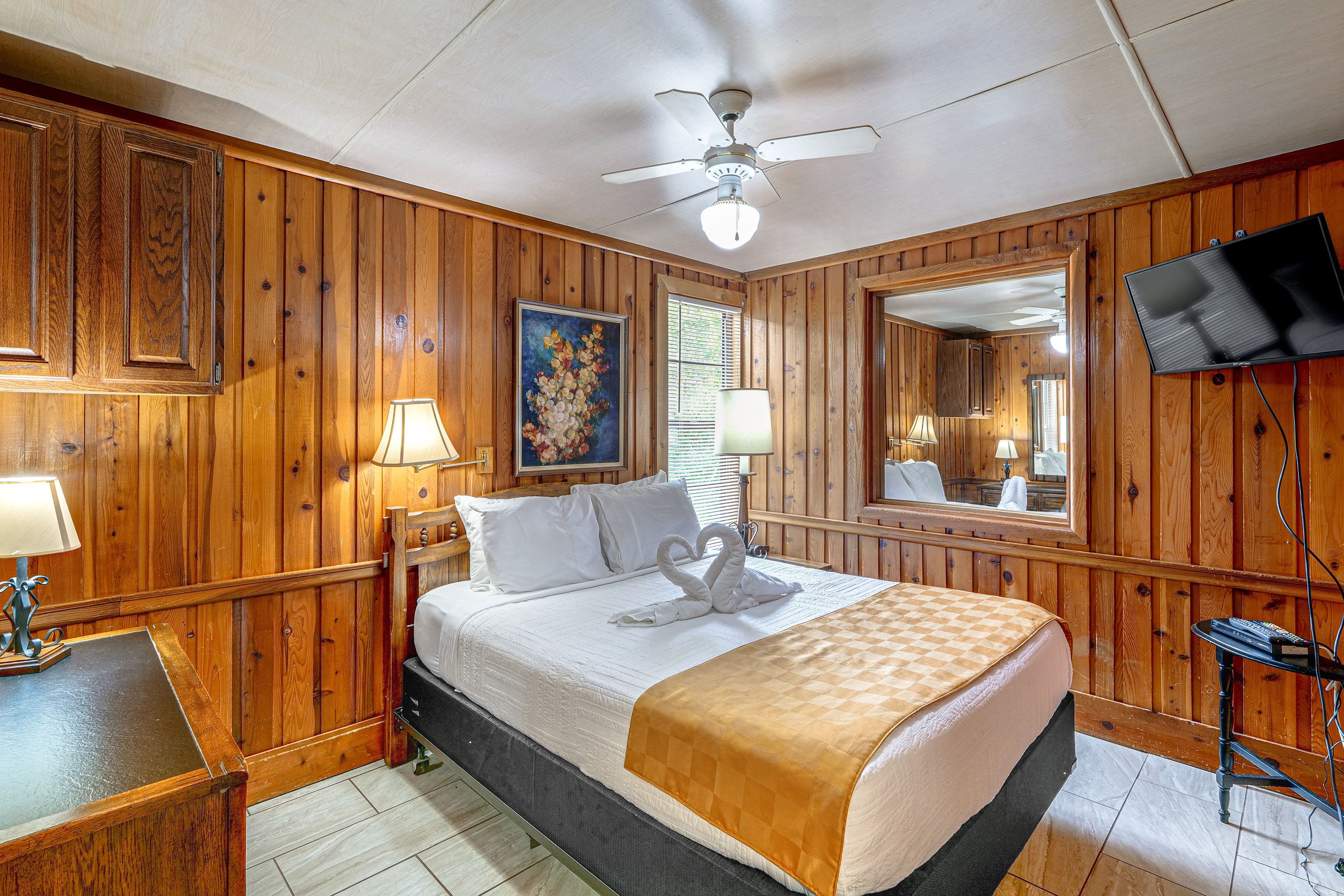 Bedroom | Queen Bed