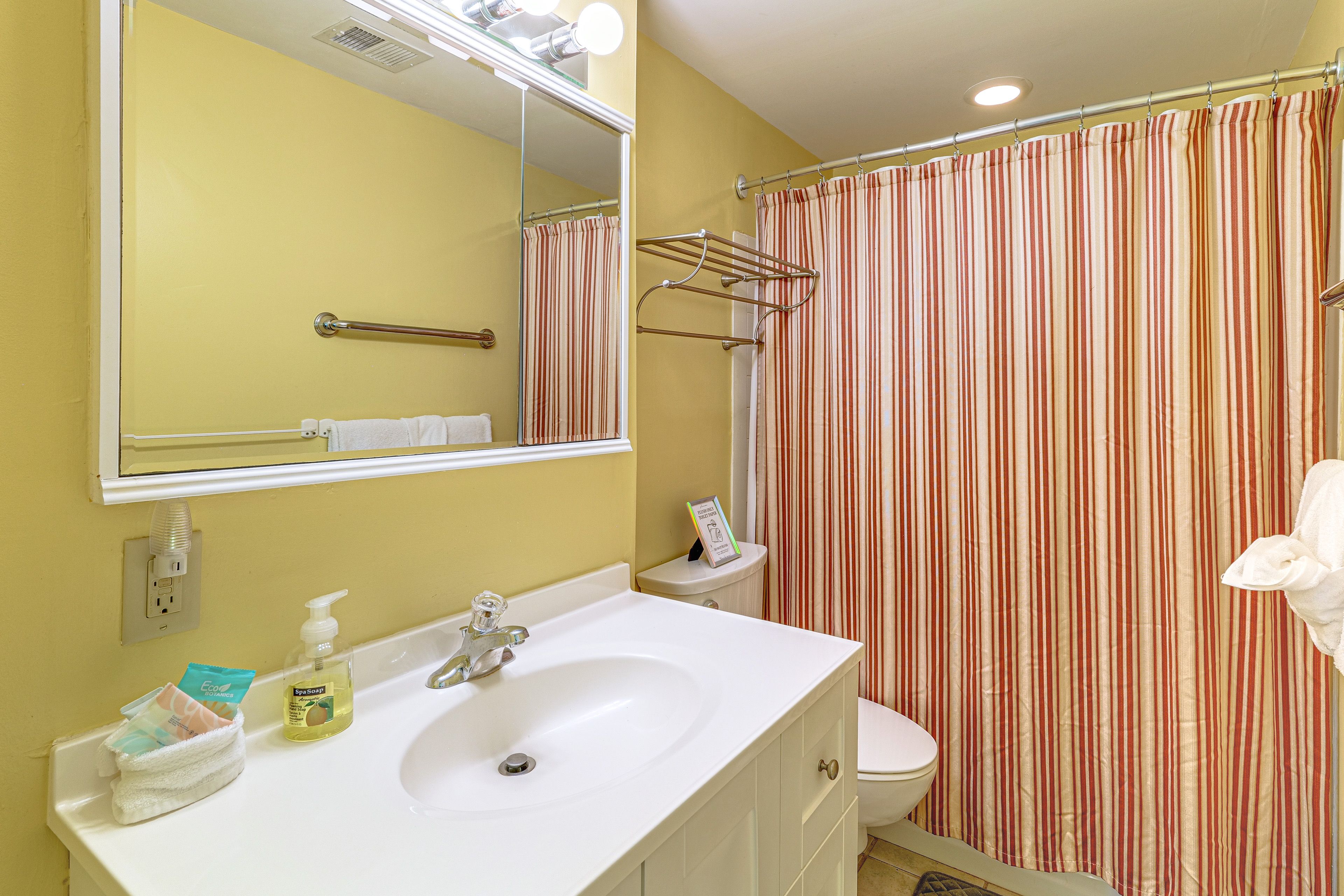 Full Bathroom | Towels & Linens Provided