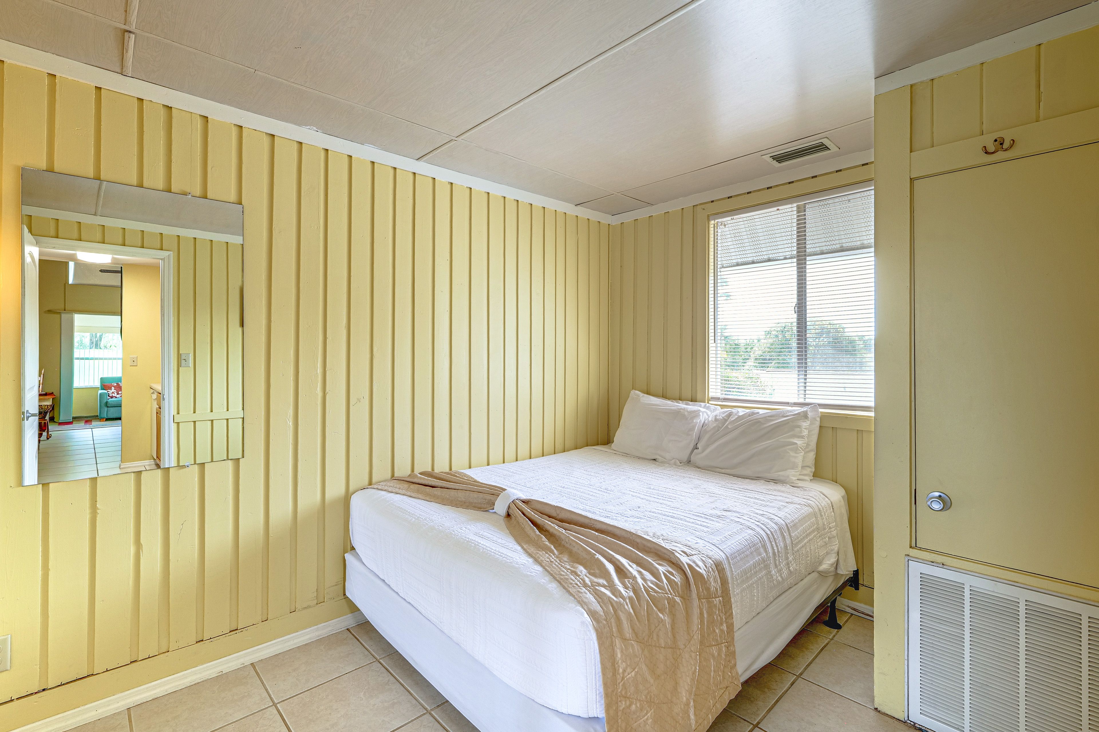 Bedroom | Queen Bed | 1st Floor