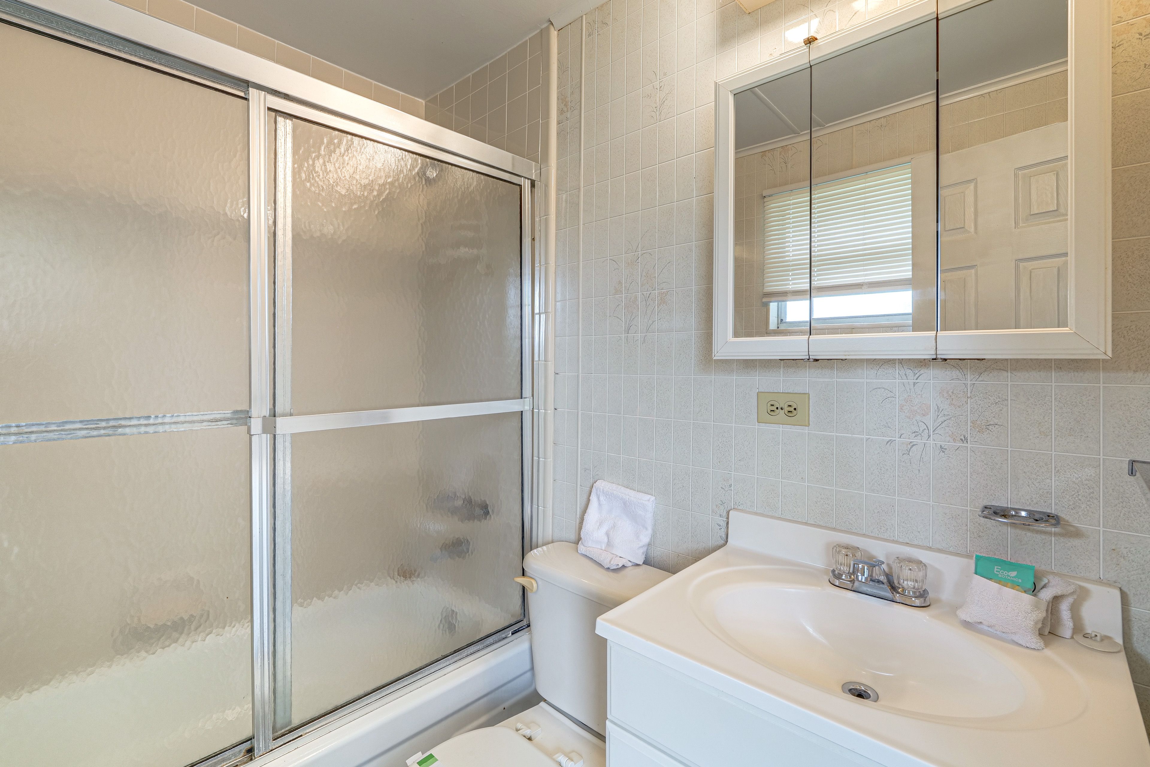 Full Bathroom | Towels & Linens Provided