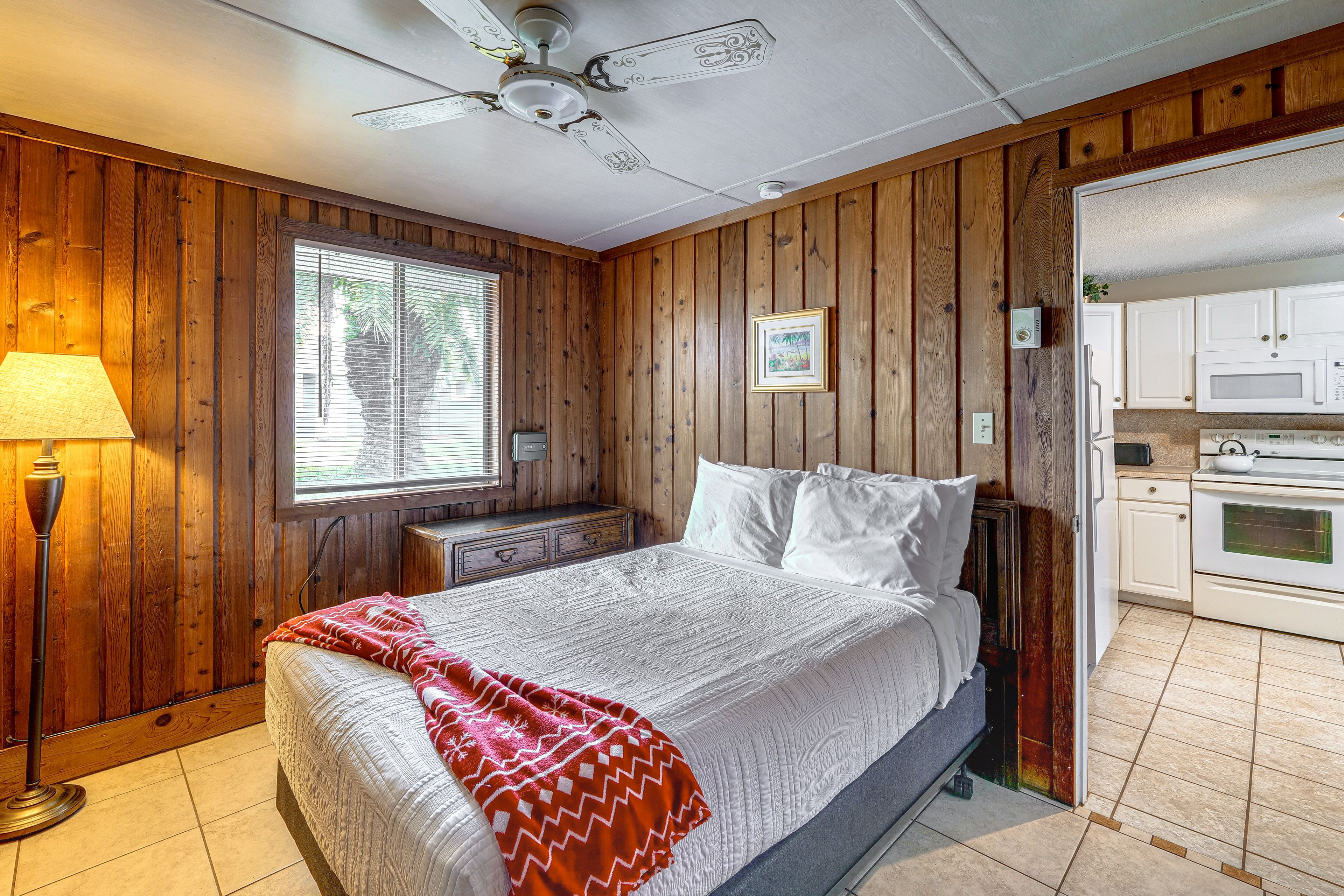 Bedroom | Queen Bed