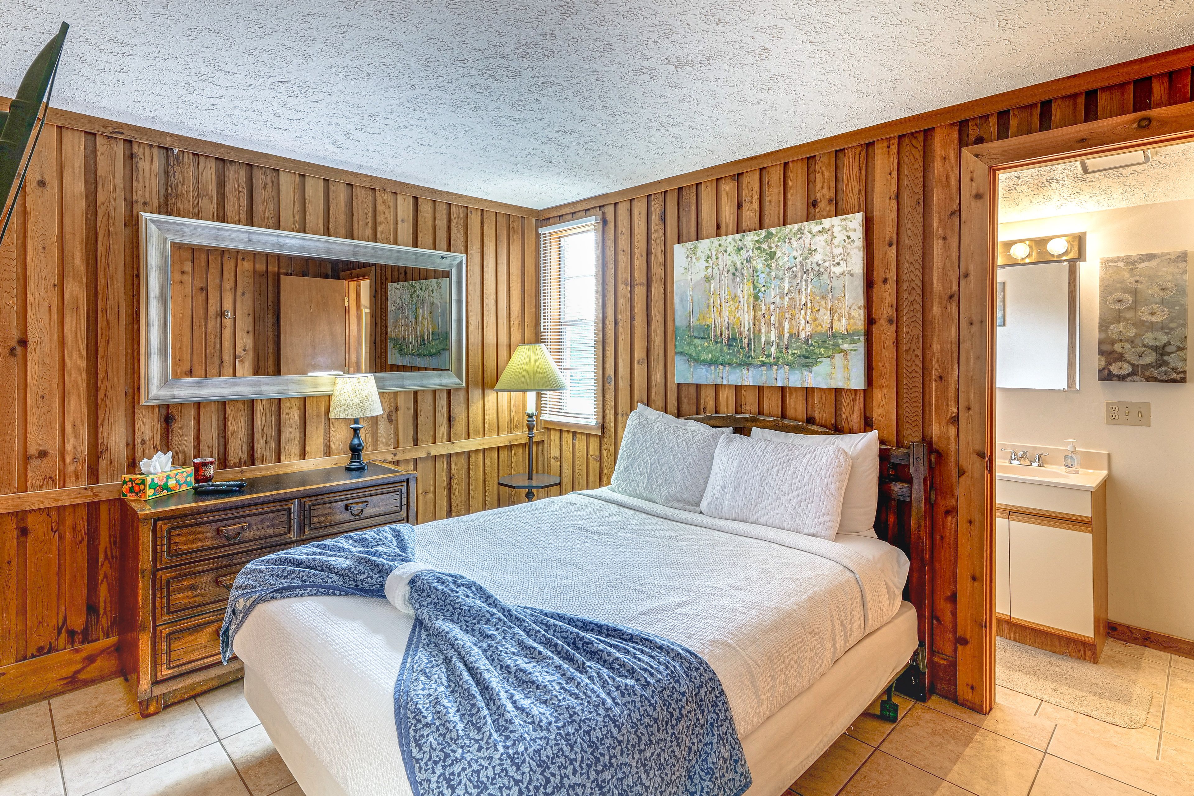 Bedroom | Queen Bed | En-Suite Bathroom