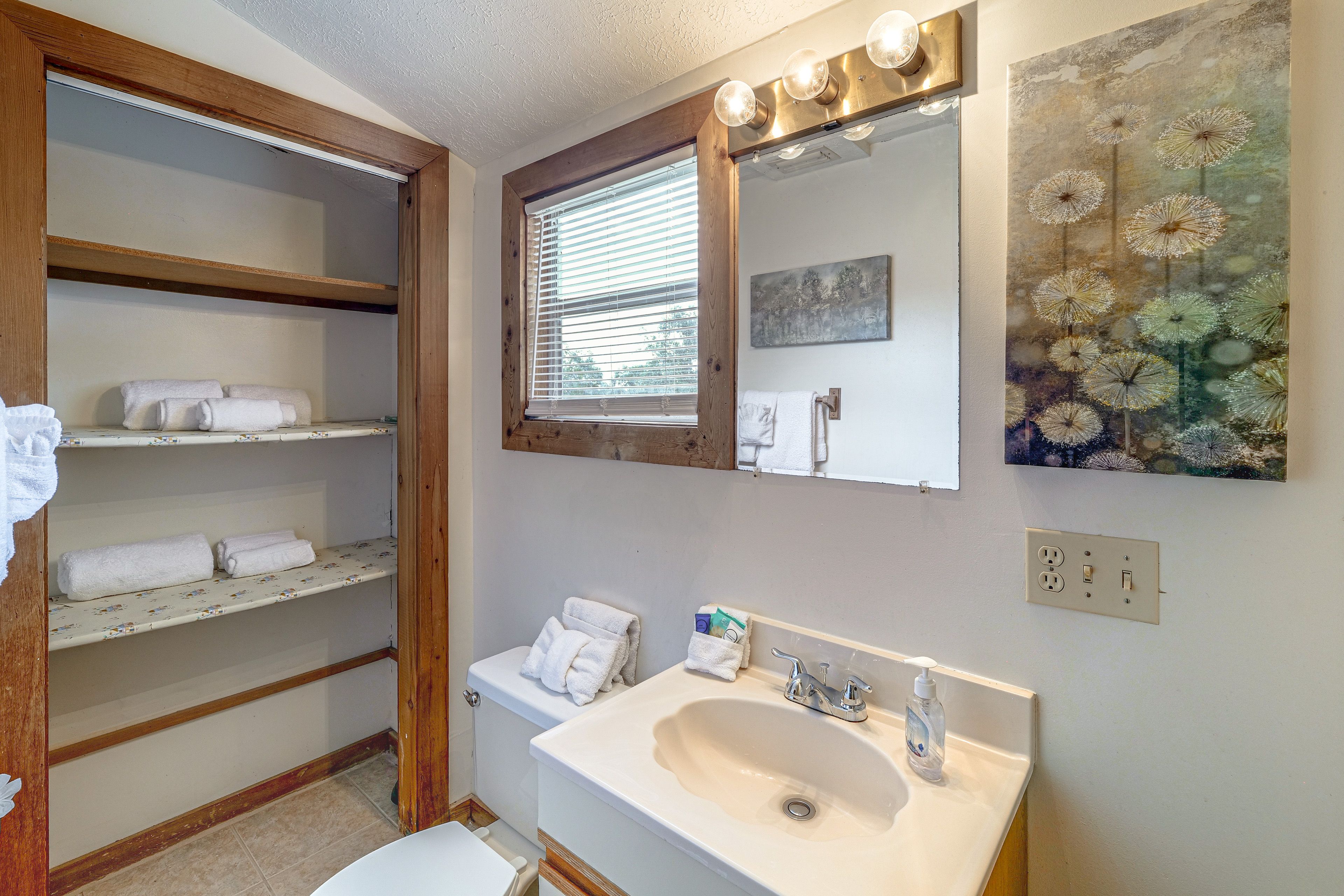 En-Suite Bathroom | Towels & Linens Provided