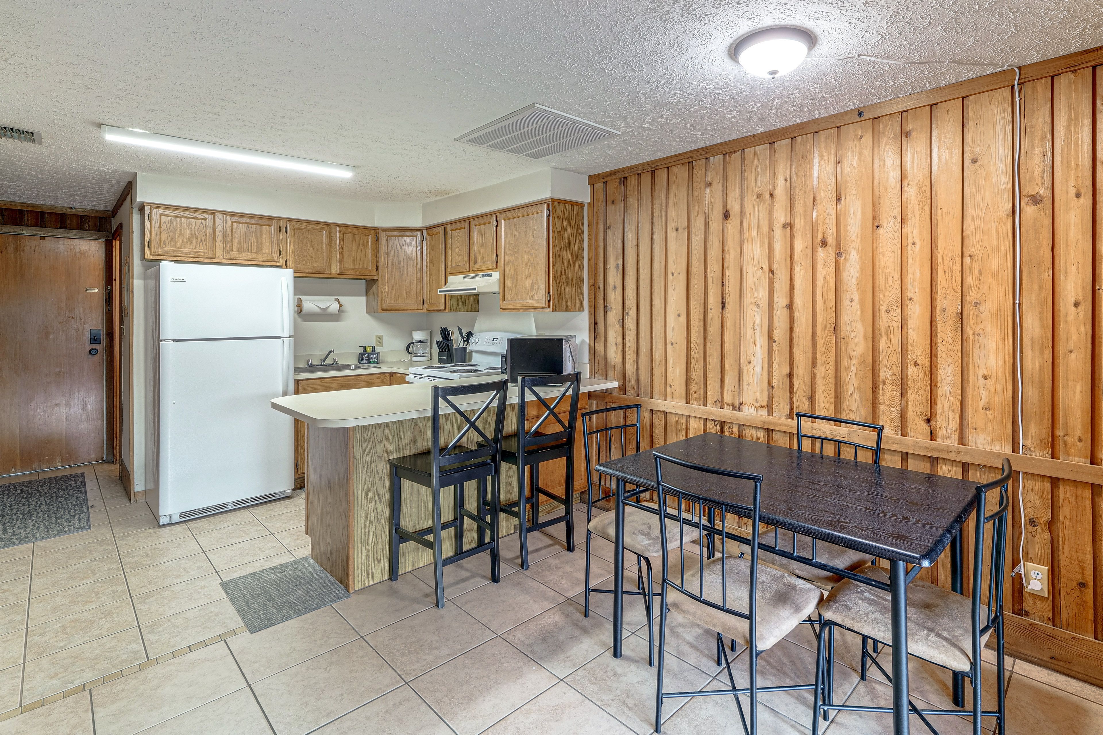 Dining Area | Dishes & Flatware Provided