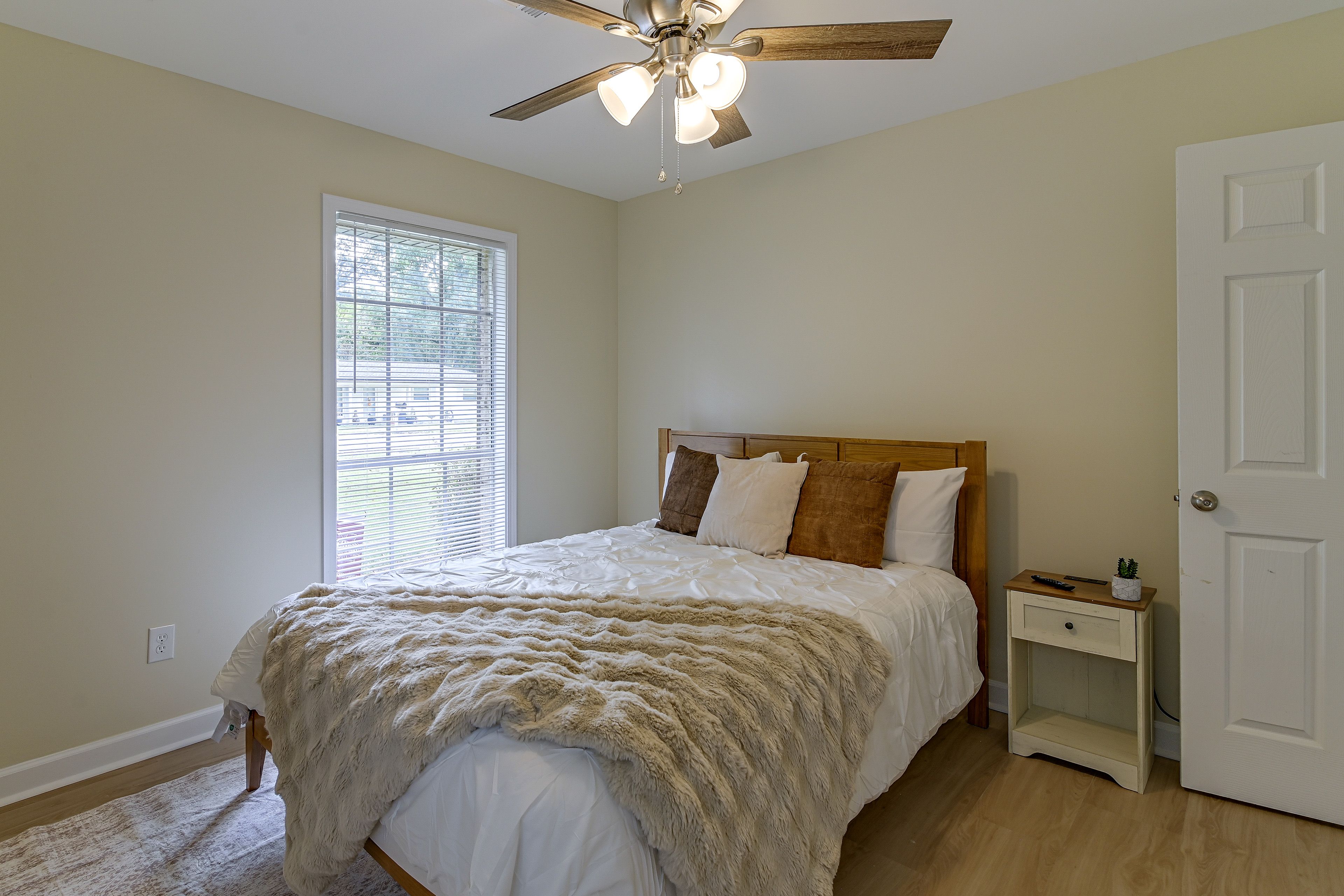 Bedroom 2 | Queen Bed