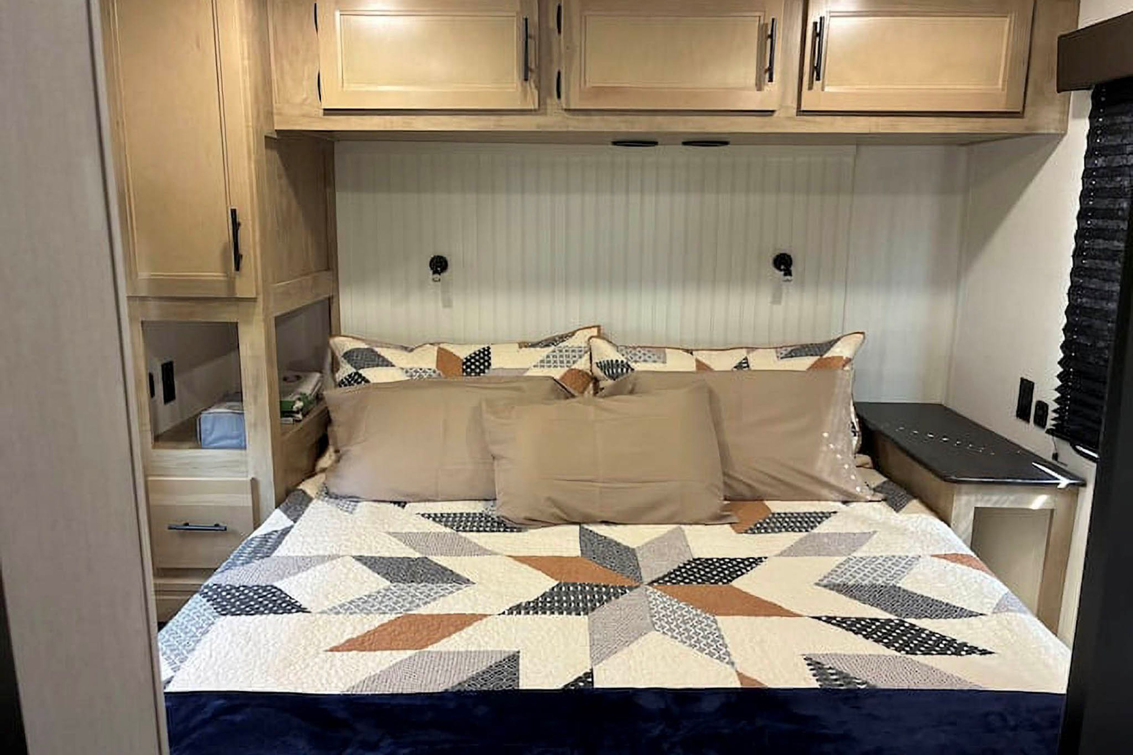 Bedroom | Queen Bed