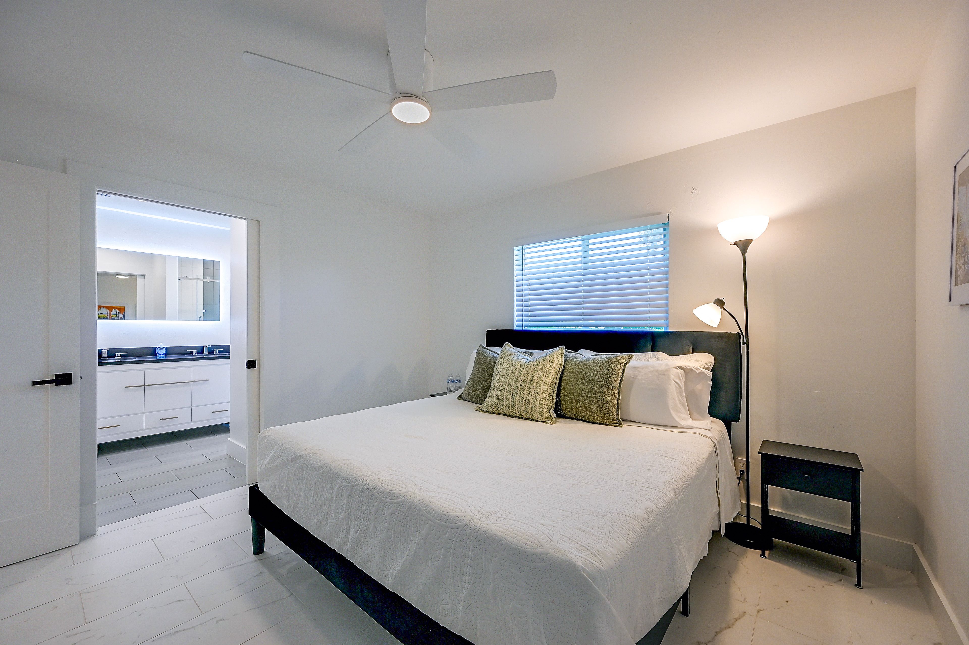 Bedroom | King Bed | En-Suite Bathroom