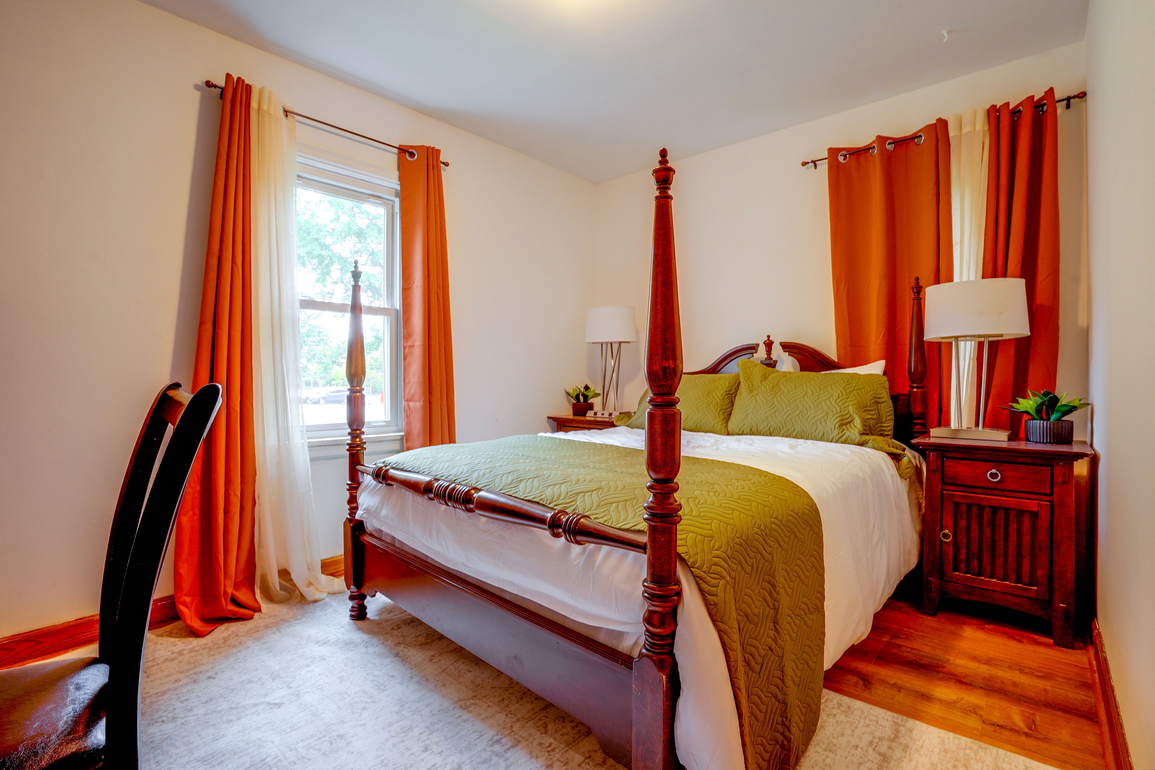 Bedroom | Queen Bed
