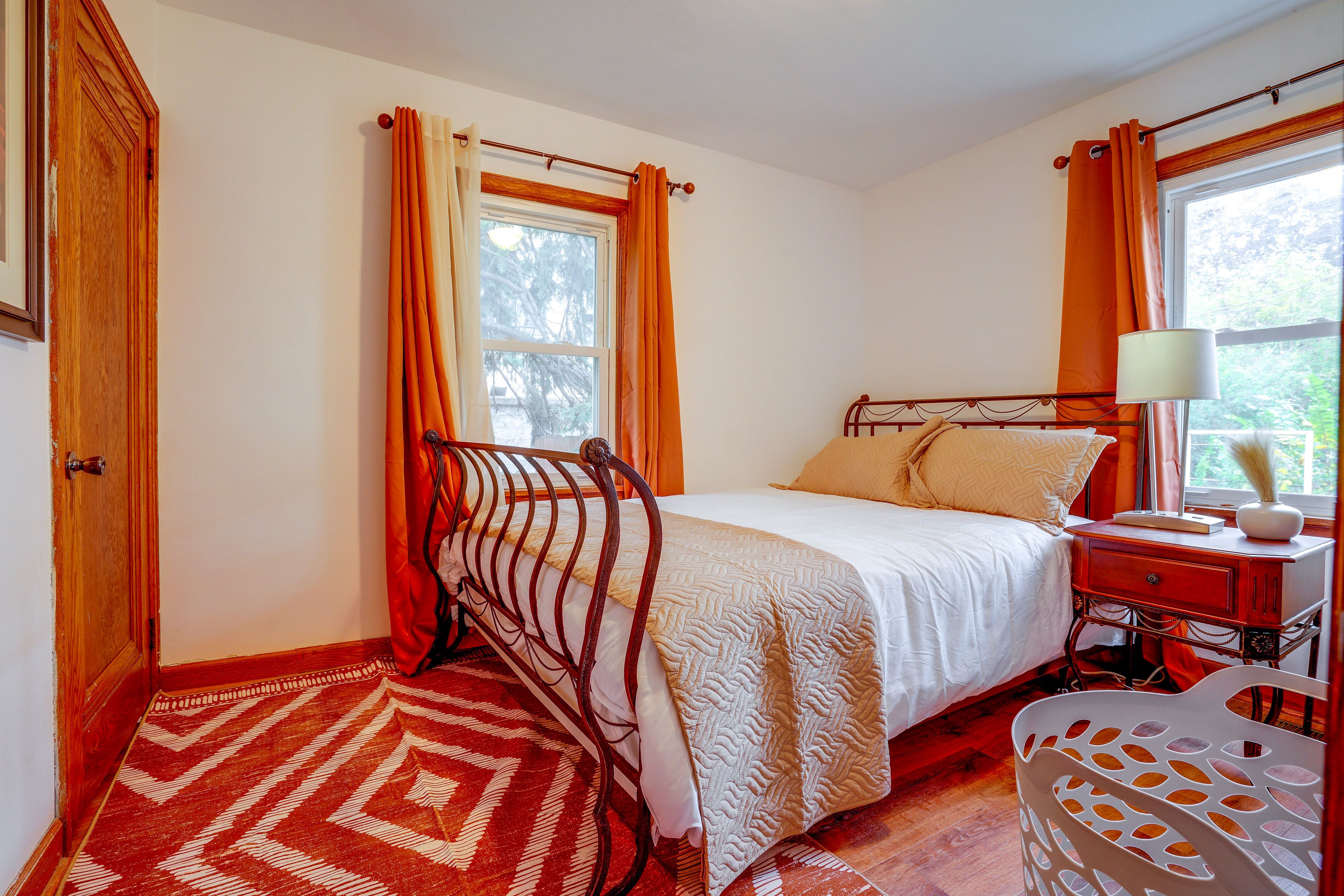 Bedroom | Queen Bed