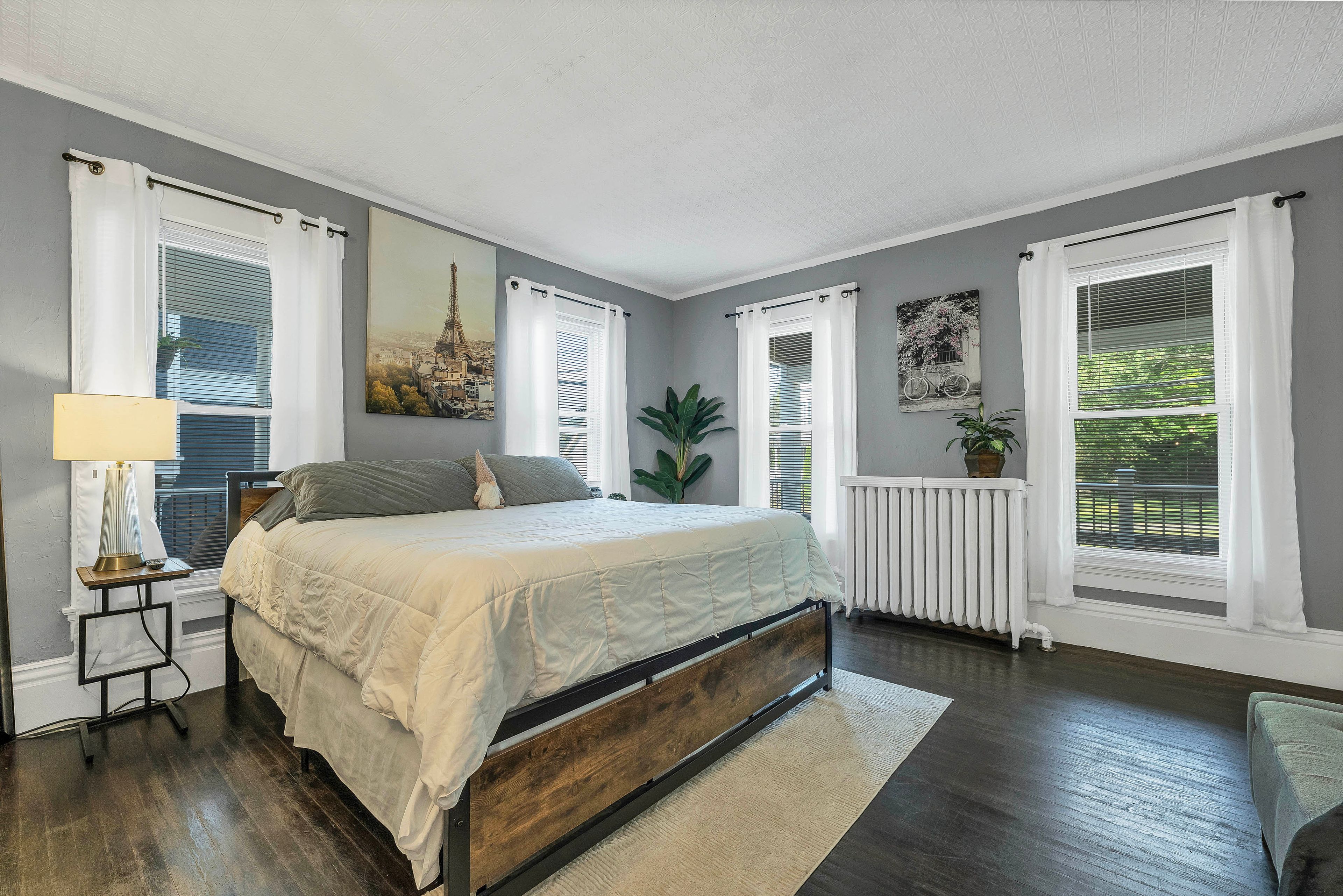Bedroom | Queen Bed | Smart TV