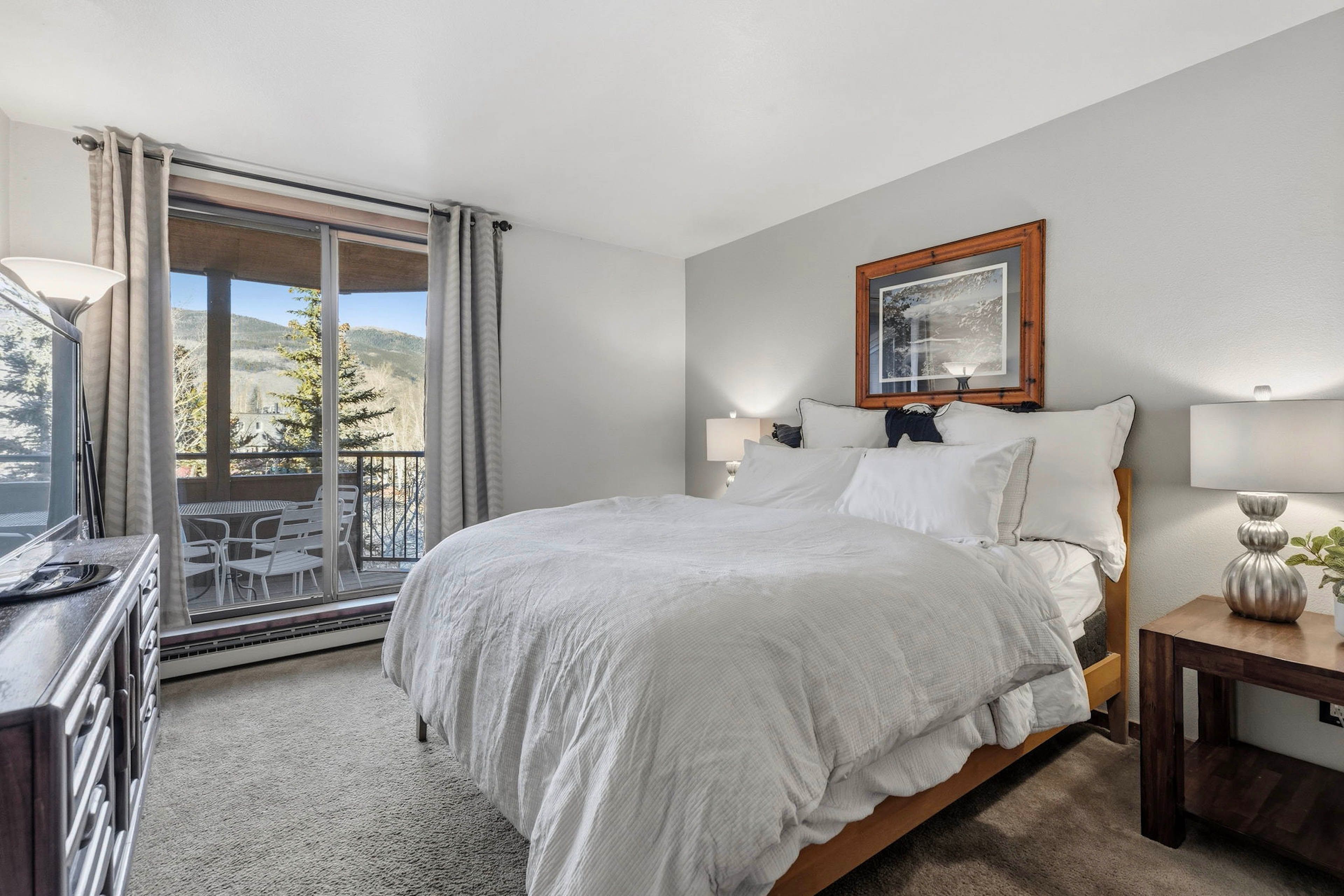 Bedroom 1 | Queen Bed